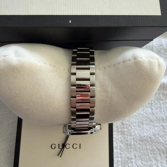 Gucci watch for sale with diamonds!!! - Picture 10 of 11